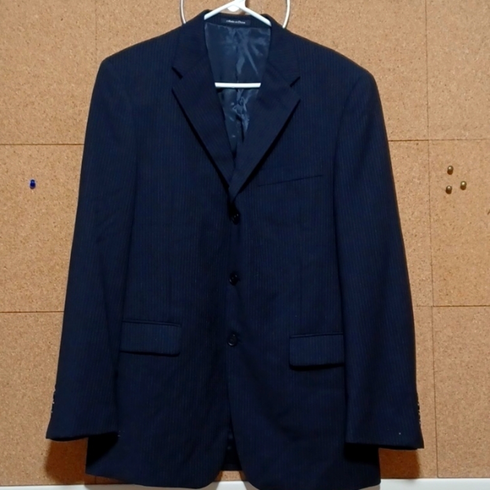Axcess by Claiborne mens suit coat size 40R in a beautiful dark blue wit…